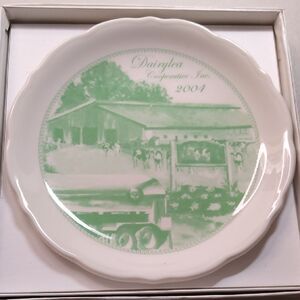Vintage 2004 Dairylea Cooperative Inc. Green and White Decorative Plate